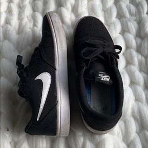 😁 Size 6 Nike Black Skater Shoes
